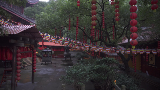 浙江杭州上天竺法喜禅寺香炉烟雾和鸟4K风景视频视频