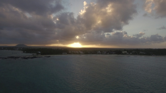 毛里修斯岛日落的空中观察视频