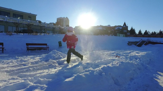 冬季家庭乐趣雪游戏地假日家庭概念视频