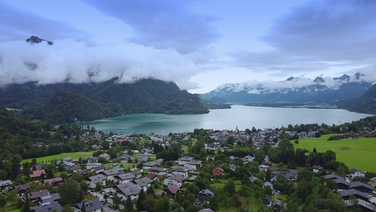 在奥斯特里亚湖狼群的空中风景视频