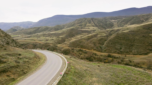 汽车沿着山路的斜坡行驶令人难以置信的山地景色高山风景视频