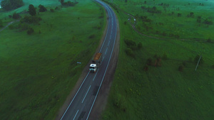 路上绿色的森林和公路航拍9秒视频