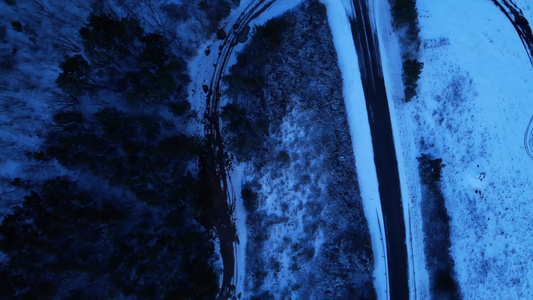 自然蓝色夜法国白雪皑皑的乡村黎明道路和森林雪下的田野视频