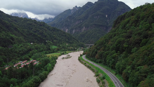 山之间峡谷中河流的航向视频