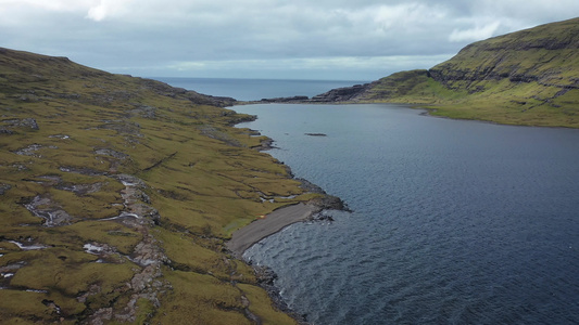 飞越法尔奥群岛瓦加尔岛的Sorvagsvatn湖上空视频
