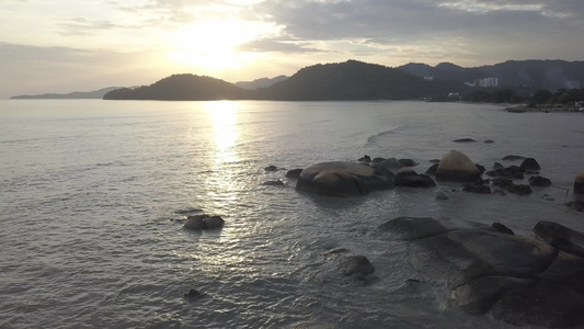 飞越柏南岛附近的海面岩石上空的空中飞行视频