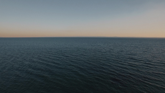 日落时有深蓝海的水景视频