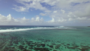 由毛里提乌斯岛海岸飞越印度洋上空32秒视频