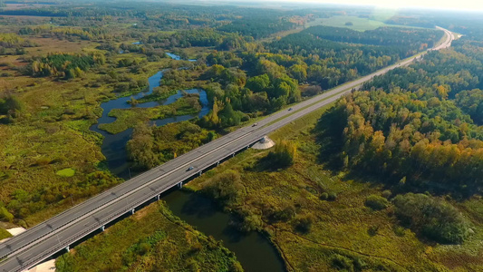 自然性质的高速公路上汽车驾驶的空中景观视频