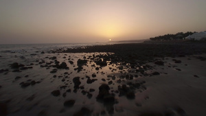 日落时海岸和海洋岩石43秒视频