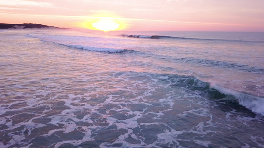 日出在海边海浪上视频