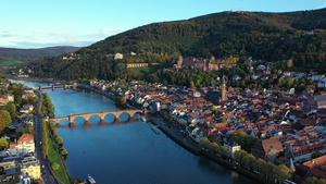 从上面的海德堡天际线鸟瞰图海德堡老城河和桥梁德国天际线26秒视频