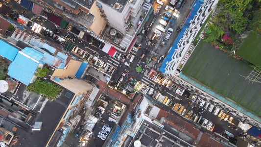 航拍城市风光熙熙攘攘的夜市地摊经济民生就业工程热点摆摊商贩人群人流市井烟火气素材视频