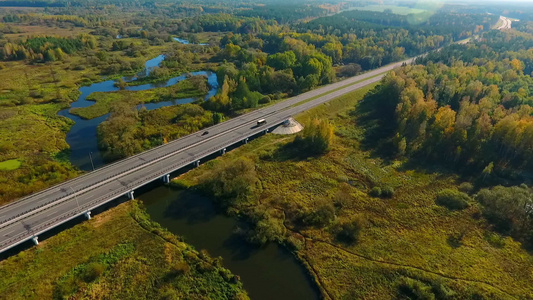 空中看到沿桥行驶的汽车在河上桥行驶的汽车视频