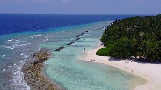 由蓝绿海航行的完美环礁湖海滩纹理带白沙底蓝绿色洋视频