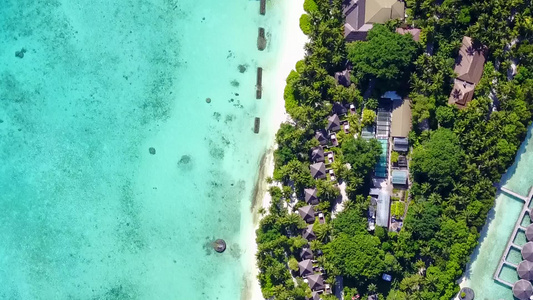 白沙背景蓝绿色泻湖天堂海岸海滩时间的空中无人机全景视频