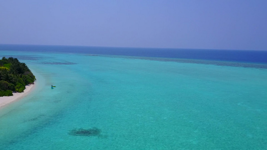 海洋海岸海滩之旅的无人机空中海景由明亮的沙质背景的视频