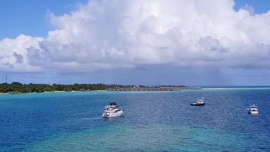 蓝绿色环礁湖美丽海水上航行航拍视频