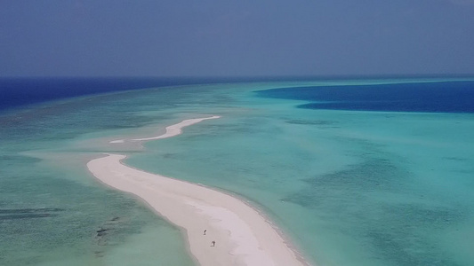 通过清海和浅沙背景对美丽的岛屿海滩景色进行空中无人驾驶视频