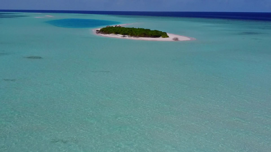 以白色沙滩背景的蓝海为伊德利克湾海滩度假进行空中无人驾驶视频