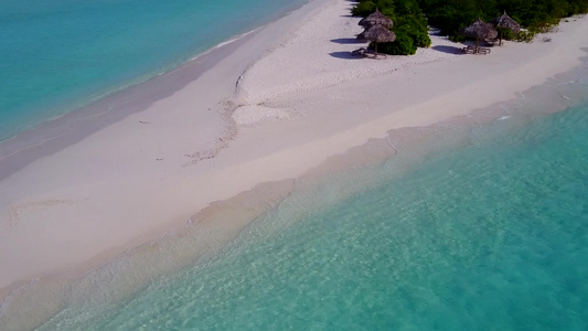 白沙背景蓝色泻湖休闲旅游海滩度假的空中无人机海景视频