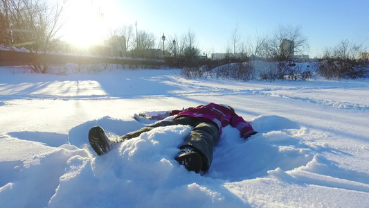 小女孩做雪天使冬季假日视频