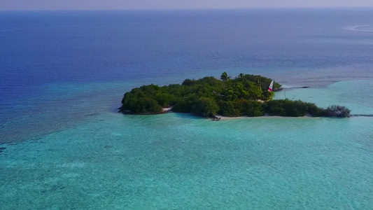 白沙背景蓝绿色海洋异乎寻常的泻湖海滩航行空中无人机视频