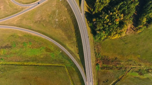 空中检查路口汽车在高速公路口驾驶视频