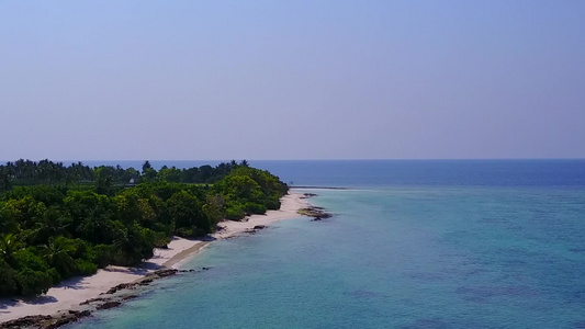 观看热带度假度假胜地海滩旅游的蓝色海和白色沙沙背景视频