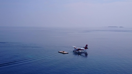 海洋度假度假胜地海滩度假蓝水和白沙底蓝水的风景视频