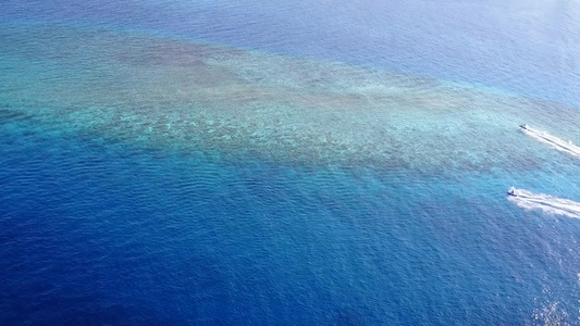 海水环礁湖海滩生活方式的海景通过带白沙背景的清晰环礁视频