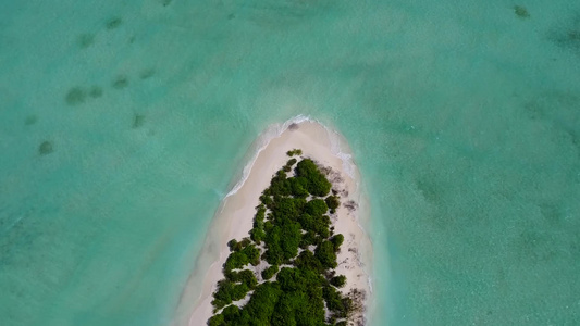 蓝色海和白色沙滩背景的美丽环礁湖海滩之空中无人驾驶视频