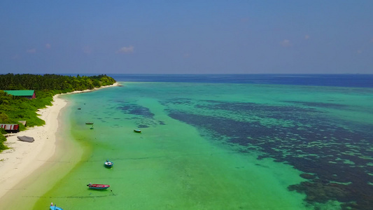 美丽旅游海滩在蓝色海中乘白沙背景的蓝海出海飞行具有视频