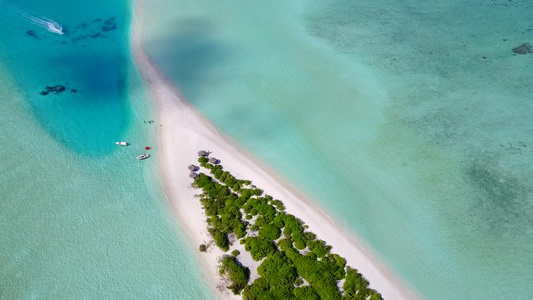 水蓝色海洋和干净的沙质背景的热带海岸线海滩冒险无人机视频