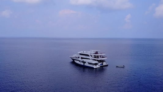 清海白沙背景下完美海湾海滩航行的无人机旅游视频