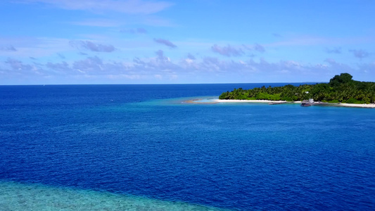 白沙背景浅海放松海岸线海滩度假的无人机景观视频