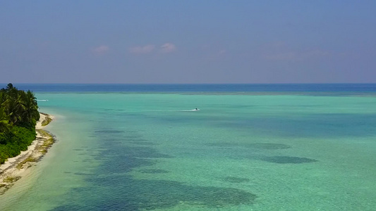 利用白色沙滩背景浅海和浅海进行美丽的环礁湖海滩越野视频