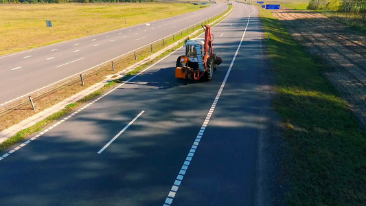 在高速公路上驾驶拖拉机的[小四轮]视频