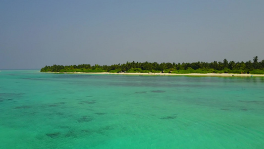 以蓝绿色海洋和白色沙沙背景进行天堂海滩海滩时间的空中视频