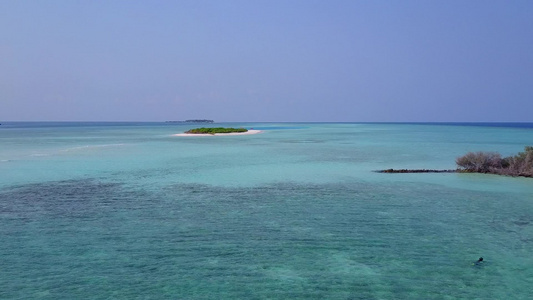 豪华岛屿海滩假日的空中无人驾驶飞机天空蓝海和白沙底视频