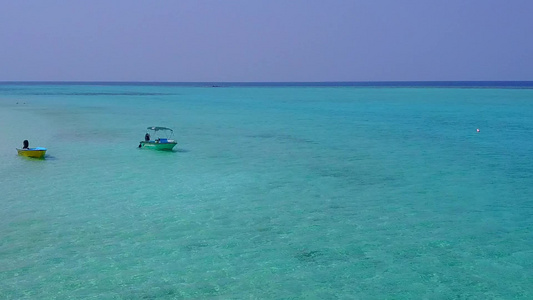 蓝海白沙背景热带度假海滩的空中无人机海景视频