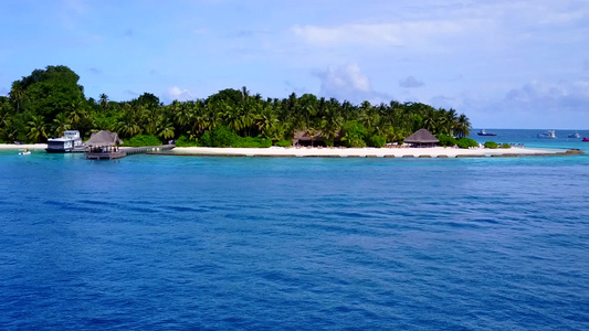 通过蓝海和白沙背景的蓝色海洋对美丽的海岸线海滩时间视频