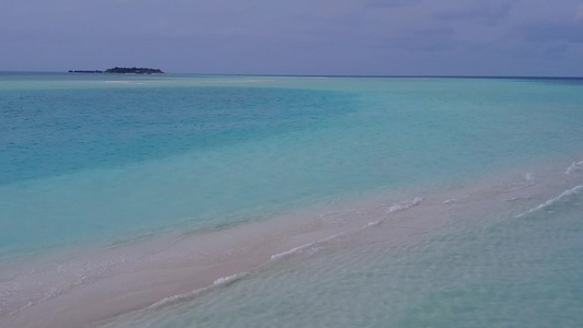 观赏清洁沙土背景的透明海滨海上海岸海滩之旅的旅游活动视频