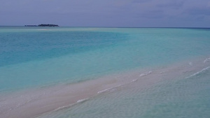 观赏清洁沙土背景的透明海滨海上海岸海滩之旅的旅游活动11秒视频