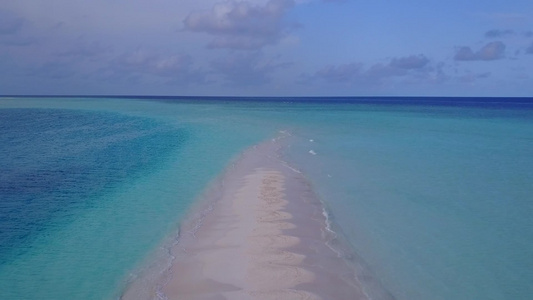 浅海和清洁沙背景下的海洋旅游海滩生活方式无人机景观视频