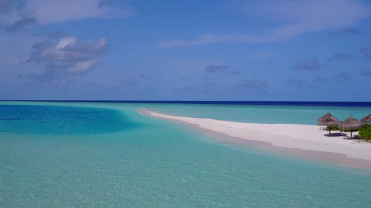 蓝绿海洋和白沙背景的放松岛屿海滩假日的空中无人驾驶视频