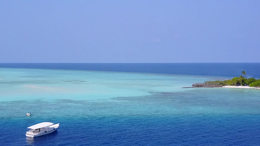 白沙背景蓝色泻湖天堂海岸海滩之旅的无人机空中景观视频