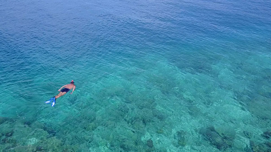 蓝环礁有白色沙子背景的蓝色环礁对天堂海滩旅游生活方式视频