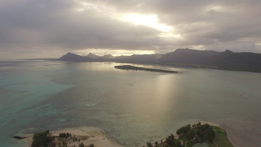 与海洋和远山毛瑞修斯相伴的空中水景视频