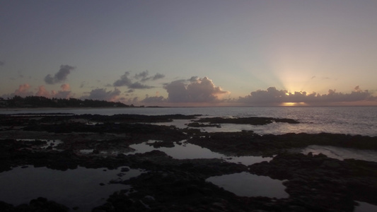 日落时以毛瑞修斯为海岸的黑石和海岸空中观察视频